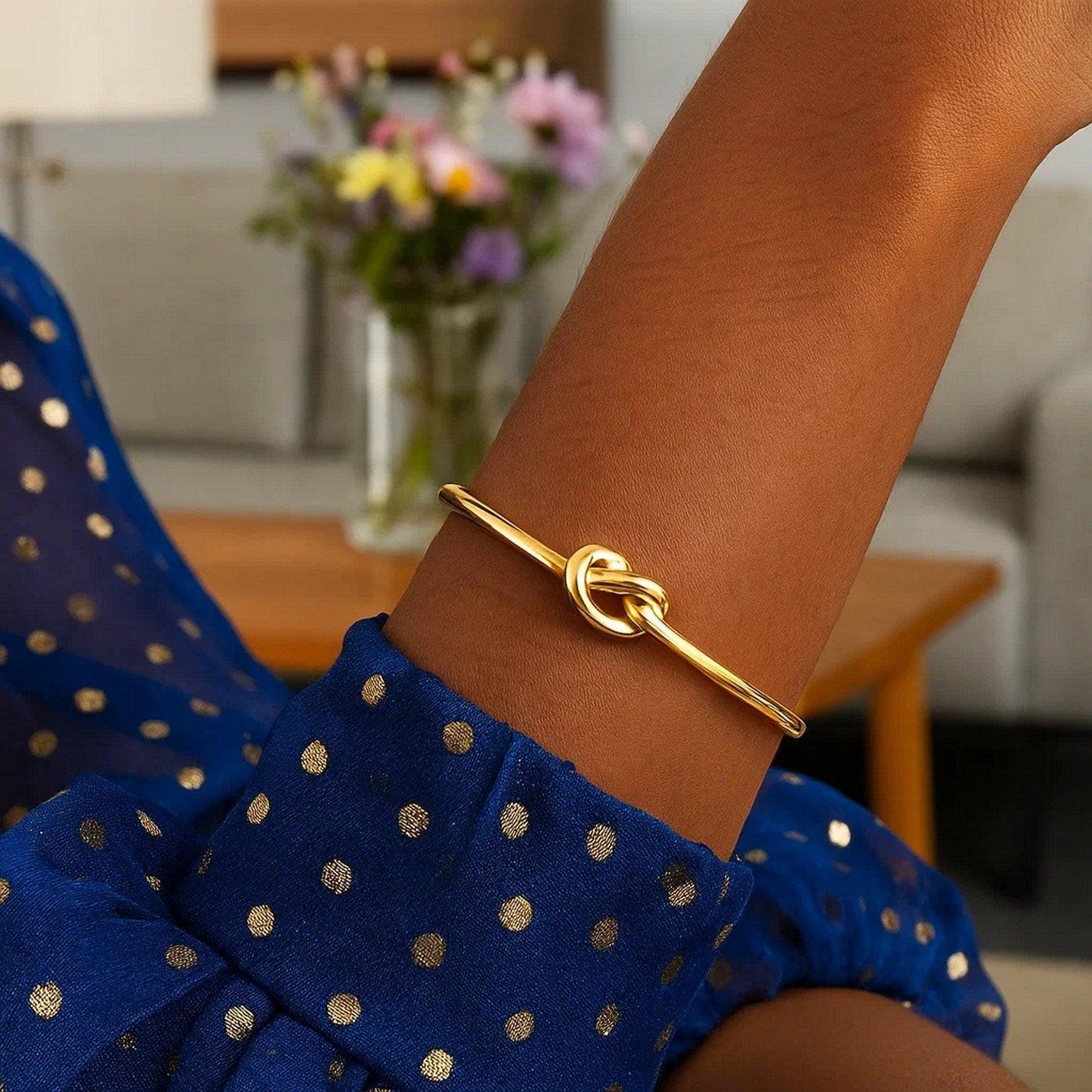 14k Yellow Gold Bangle Bracelet with Polished Knot (9.50 mm)