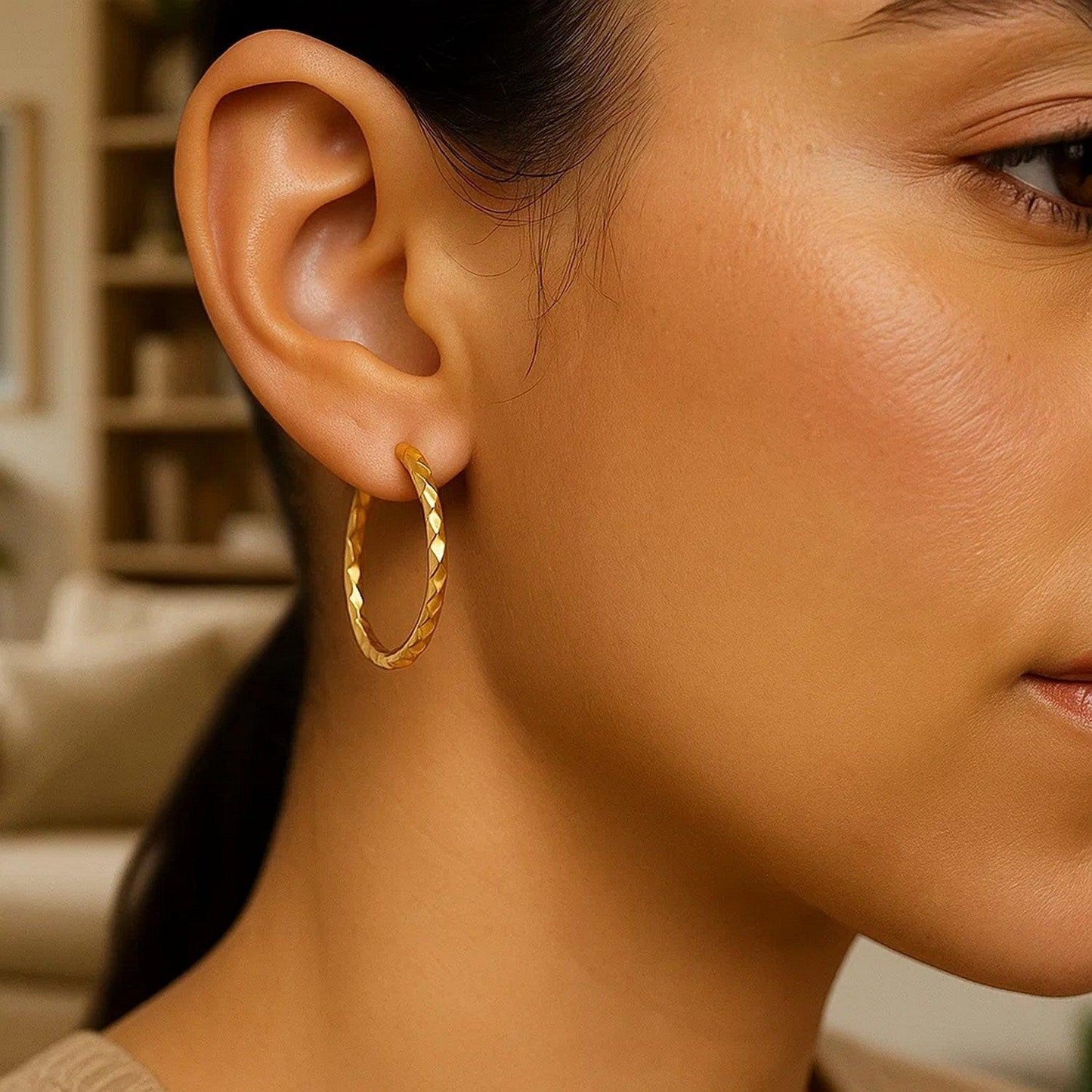 14k Yellow Gold Slender Hoop Earring with Diamond-Cut Finish (25mm Diameter)