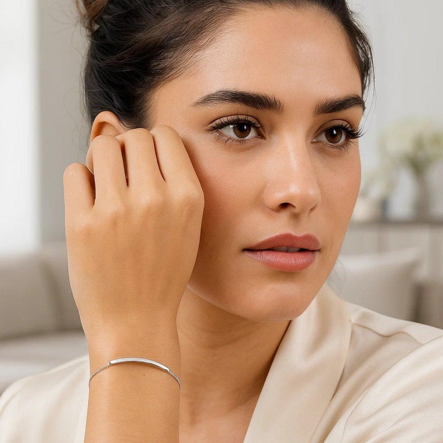 14k White Gold Smooth Curved Bar Lariat Design Bracelet (1.00 mm)