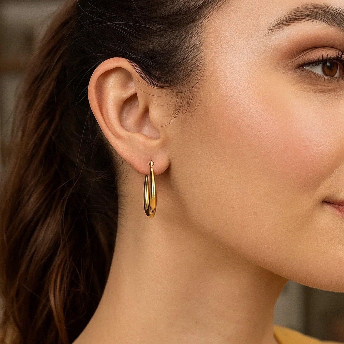 10K Yellow Gold Graduated Oval Light Weight Hoop Earrings