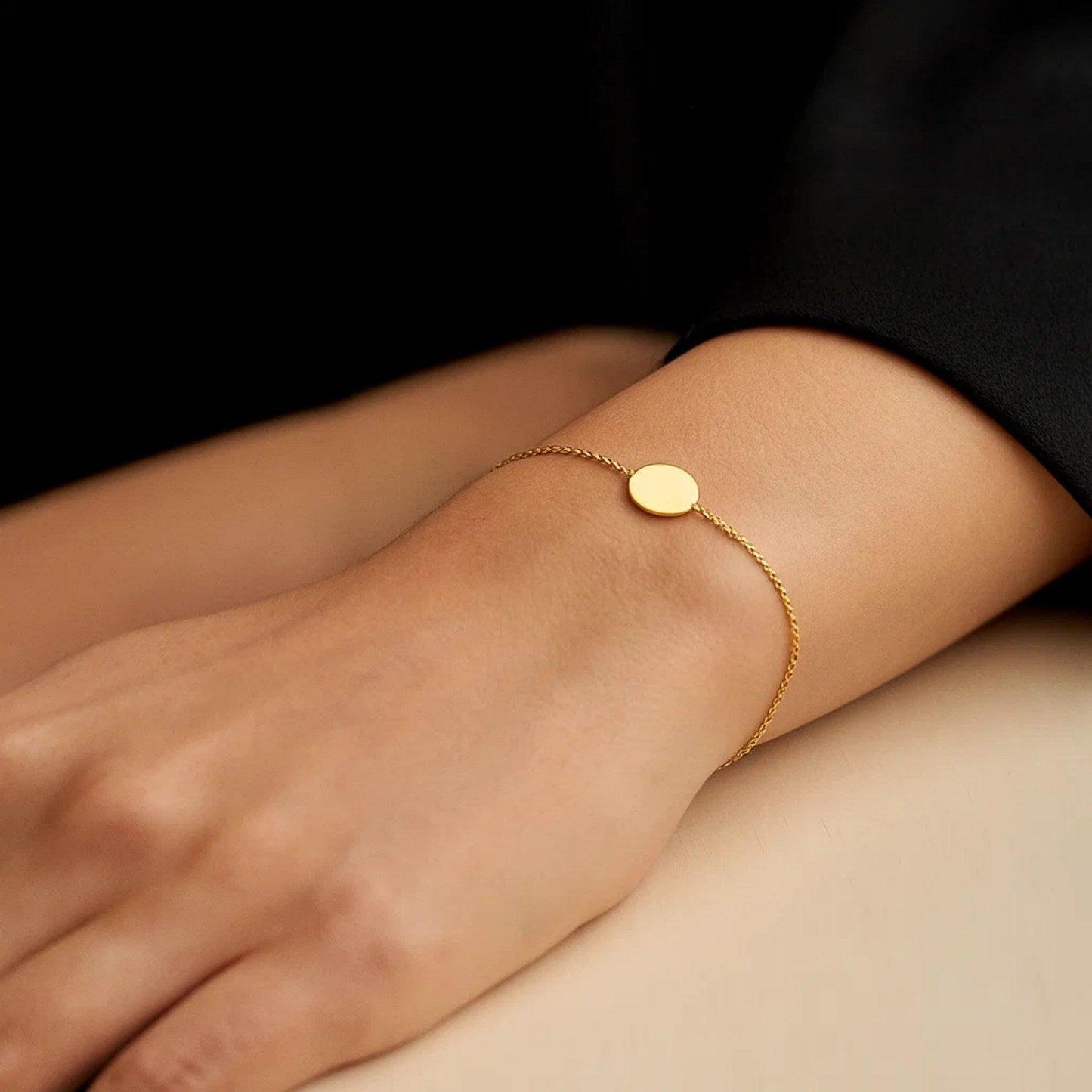 Adjustable Bracelet with Shiny Circle in 14k Yellow Gold (7.50 mm)